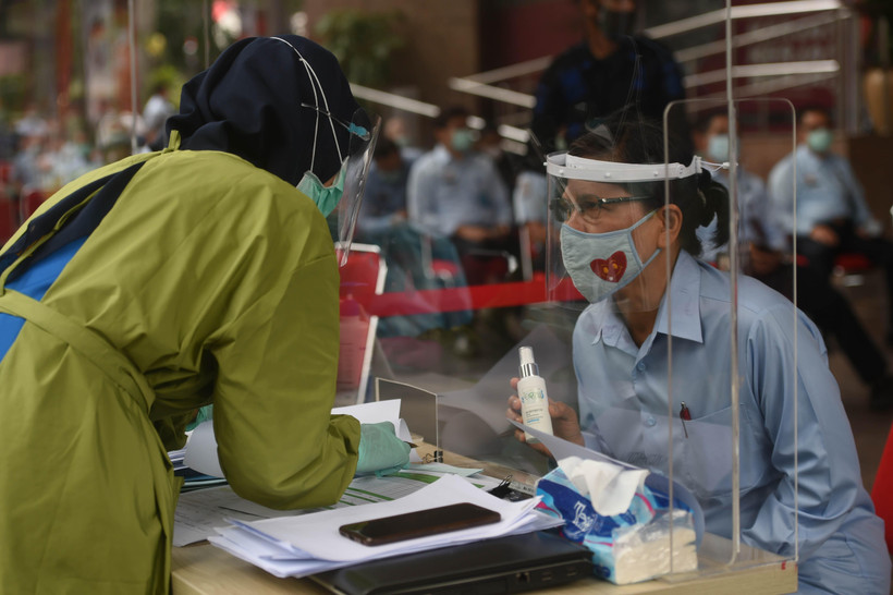 Một điểm xét nghiệm COVID-19 tại Jakarta, Indonesia. (Ảnh: THX/TTXVN)