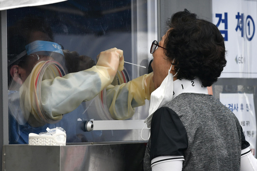 Một điểm xét nghiệm COVID-19 tại Seoul, Hàn Quốc, ngày 26/8/2020. (Ảnh: AFP/TTXVN)