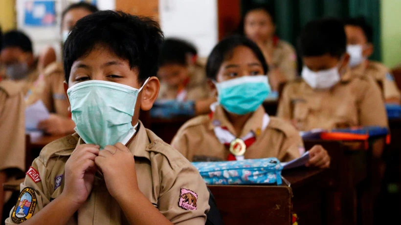 Học sinh đeo khẩu trang phòng COVID-19 tại lớp học. (Nguồn: Reuters)