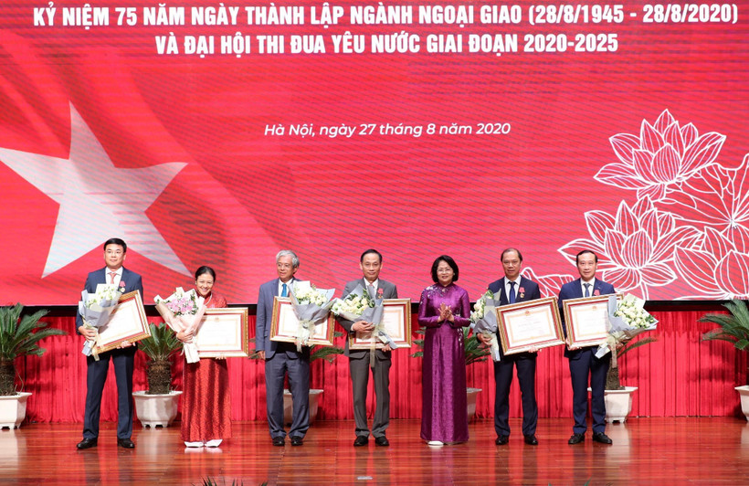 Phó Chủ tịch nước Đặng Thị Ngọc Thịnh trao Huân chương Lao động cho các đồng chí lãnh đạo và nguyên lãnh đạo Bộ Ngoại giao. (Ảnh: Lâm Khánh/TTXVN)