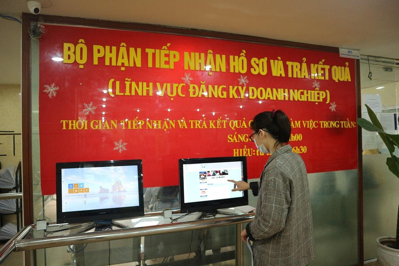 Người dân đến làm thủ tục tại Phòng Đăng ký kinh doanh, Sở Kế hoạch và Đầu tư Hà Nội. (Ảnh Mạnh Khánh/TTXVN)