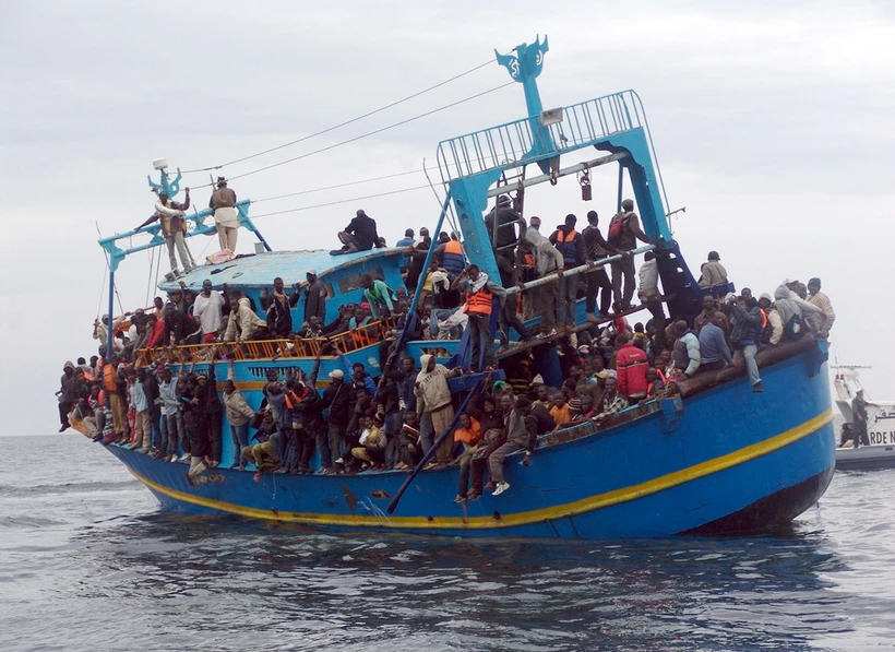 Thuyền chở người di cư chở được giải cứu. (Ảnh: AFP/TTXVN) 