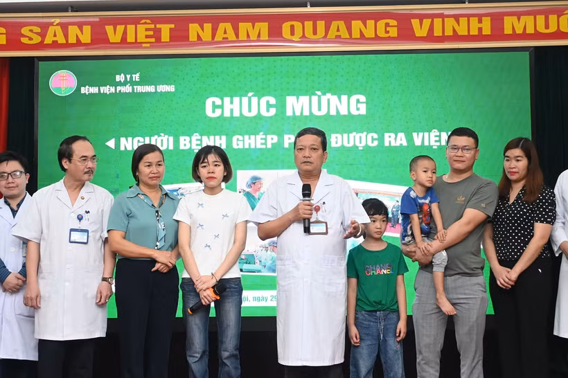 Tiến sỹ Đinh Văn Lượng, Giám đốc Bệnh viện chúc mừng bệnh nhân Phạm Anh Thư được ra viện sau ca phẫu thuật phức tạp. (Nguồn: Bệnh viện Phổi Trung ương)