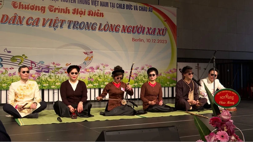 Tiết mục hát xẩm tại Hội diễn “Dân ca trong lòng người xa xứ.” (Ảnh: Phương Hoa/Vietnam+)