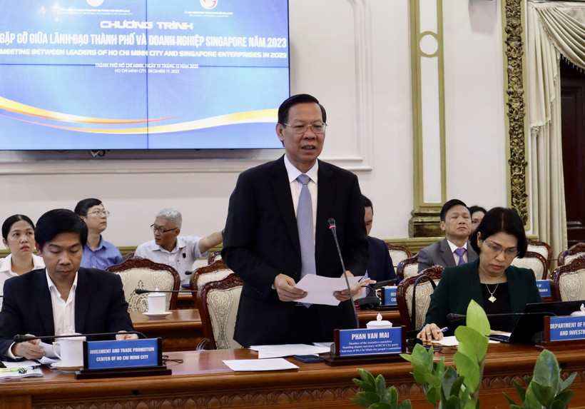 Chủ tịch Ủy ban Nhân dân Thành phố Hồ Chí Minh Phan Văn Mãi phát biểu tại cuộc gặp gỡ doanh nghiệp Singapore. (Ảnh: Xuân Anh/TTXVN)