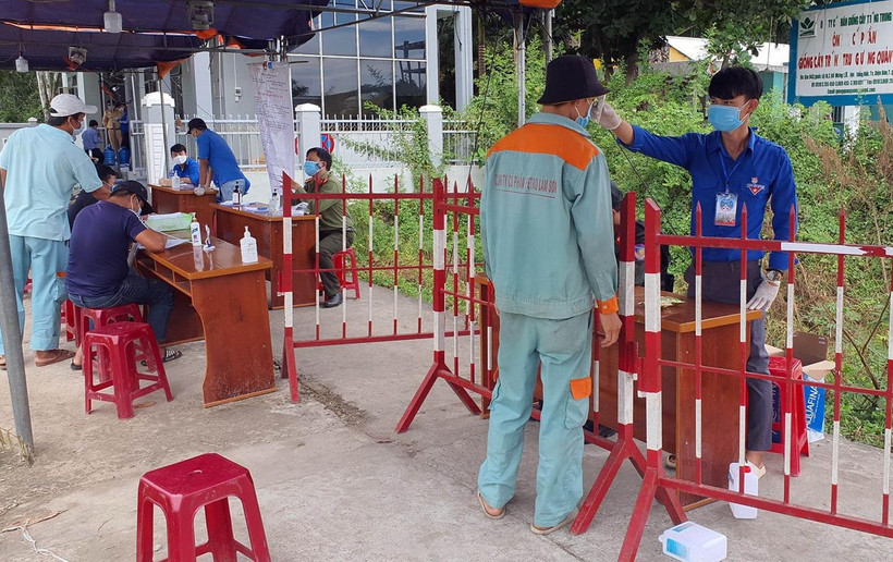 Một trạm kiểm soát phòng, chống dịch COVID-19 tại Quảng Nam. (Ảnh: Trần Tĩnh/TTXVN)