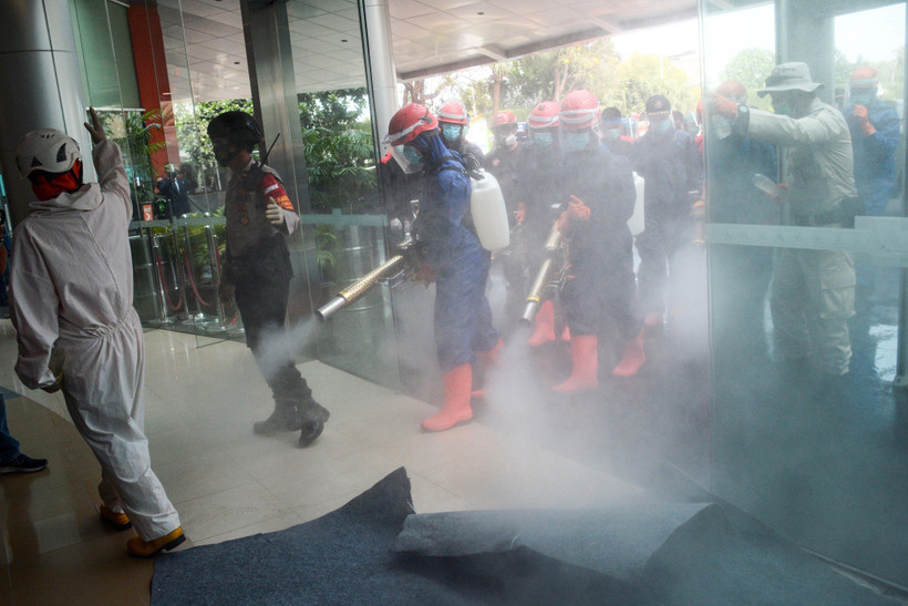 Phun thuốc khử trùng nhằm ngăn chặn sự lây lan của COVID-19 tại trung tâm thương mại ở Depok, Tây Java, Indonesia, ngày 22/8/2020. (Ảnh: THX/TTXVN)