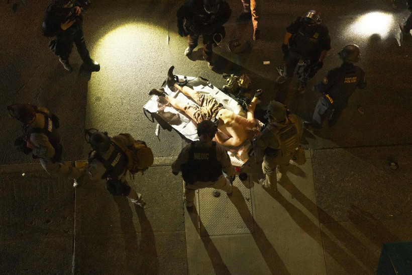 Cảnh sát và nhân viên y tế cấp cứu cho người bị bắn tại thành phố Portland của Mỹ tối 29/8. (Nguồn: The New York Times)