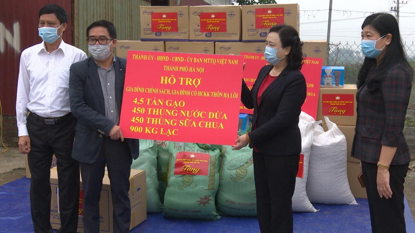 Lãnh đạo Thành ủy Hà Nội tặng quà cho huyện Mê Linh để phòng, chống dịch COVID-19. (Ảnh TTXVN phát)