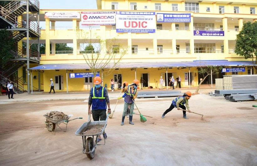 Bệnh viện dã chiến chống dịch Covid-19 tại thôn Nội Đồng, xã Đại Thịnh, Mê Linh, Hà Nội. (Ảnh: TTXVN)