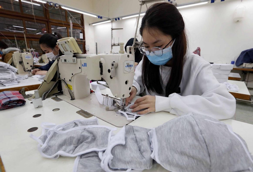 Sản xuất khẩu trang tại Tổng Công ty may 10. (Ảnh: Trần Việt/TTXVN)
