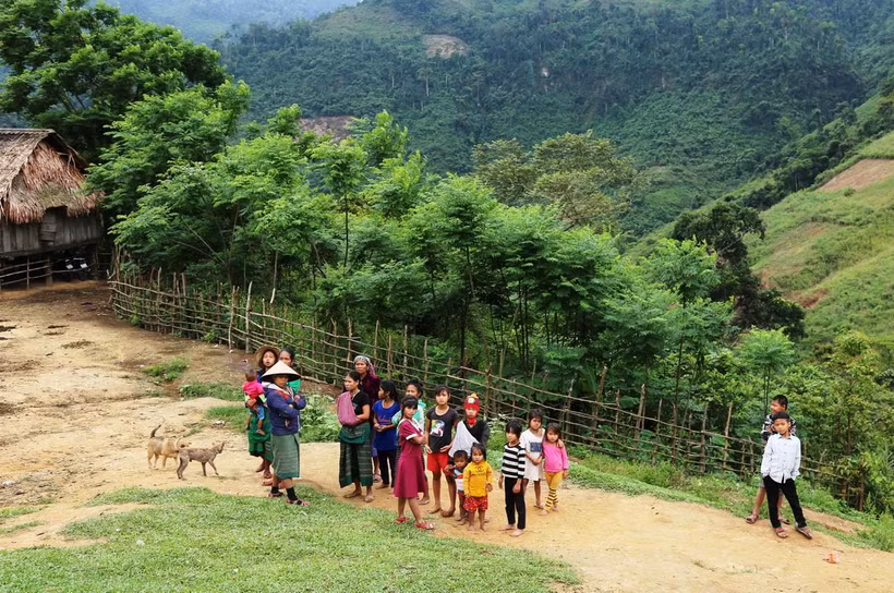 Bà con dân tộc thiểu số người Mày ở bản Lòm (xã Trọng Hóa, huyện Minh Hóa, tỉnh Quảng Bình). (Ảnh: Mạnh Thành/TTXVN)