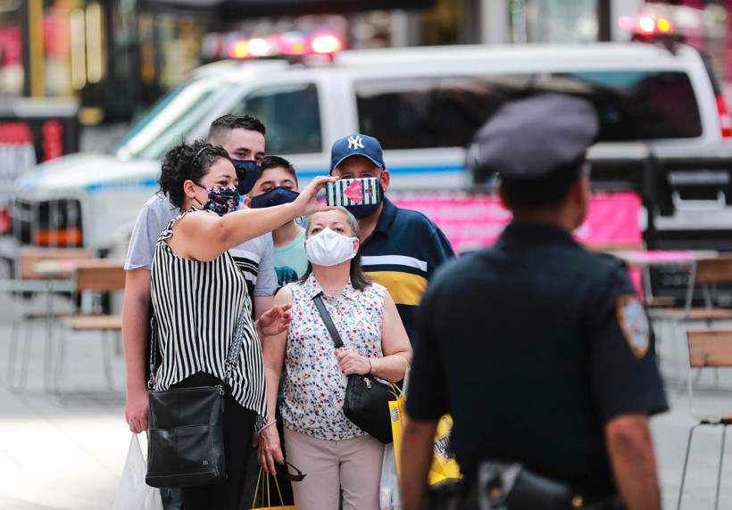 Người dân đeo khẩu trang phòng lây nhiễm COVID-19 tại New York, Mỹ, ngày 23/7/2020. (Ảnh: THX/TTXVN)
