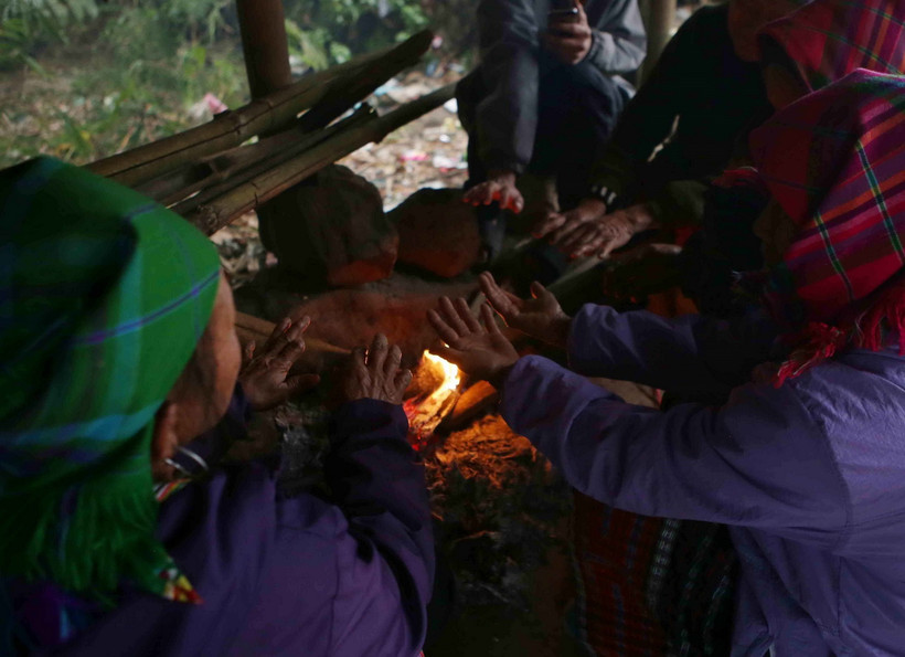 Người dân phải đốt lửa để chống chọi với giá rét 5-6 độ C tại khu vực đèo Giang Ma, huyện Tam Đường, tỉnh Lai Châu. (Ảnh: Quý Trung/TTXVN)