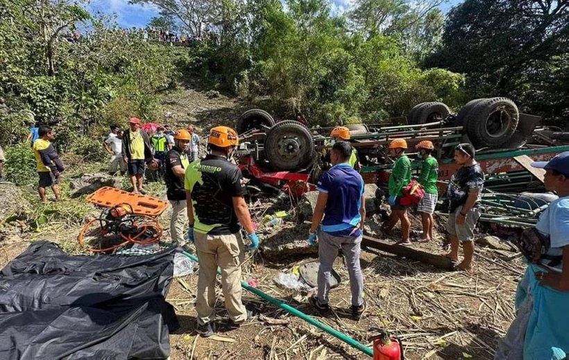 Lực lượng cứu hộ có mặt tại hiện trường vụ tai nạn. (Nguồn: Manila Times)