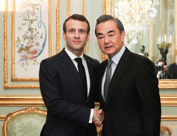 Tổng thống Pháp Emmanuel Macron và Bộ trưởng Ngoại giao Trung Quốc Vương Nghị. (Nguồn: SCMP)