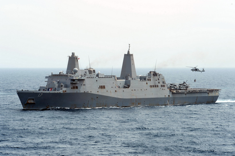 Tàu đổ bộ USS San Antonio (LPD 17) của Mỹ hoạt động trên Vịnh Aden. (Ảnh: AFP/TTXVN)