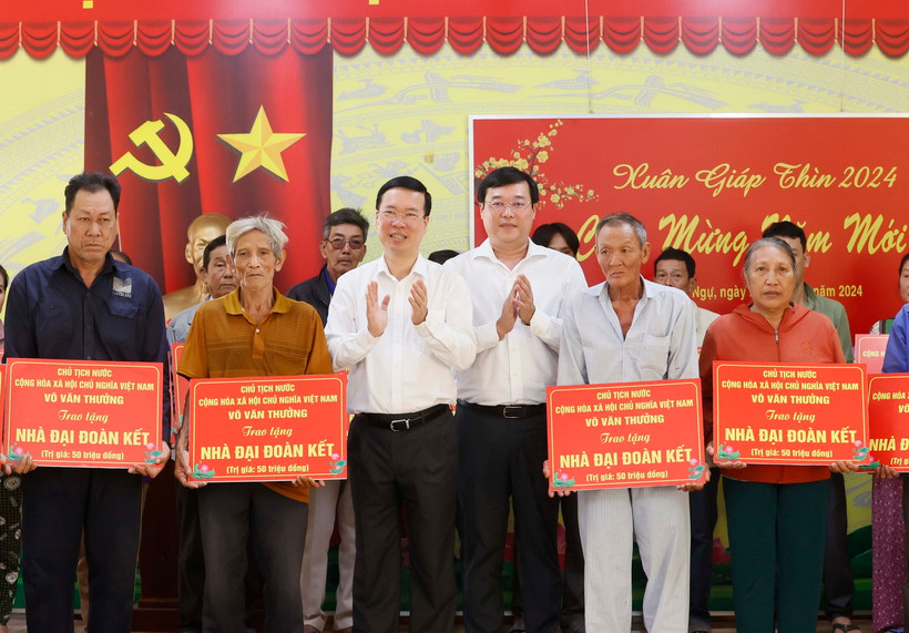 Chủ tịch nước Võ Văn Thưởng tặng nhà Đại đoàn kết cho các hộ nghèo tại huyện Hồng Ngự, tỉnh Đồng Tháp. (Ảnh: Thống Nhất/TTXVN)