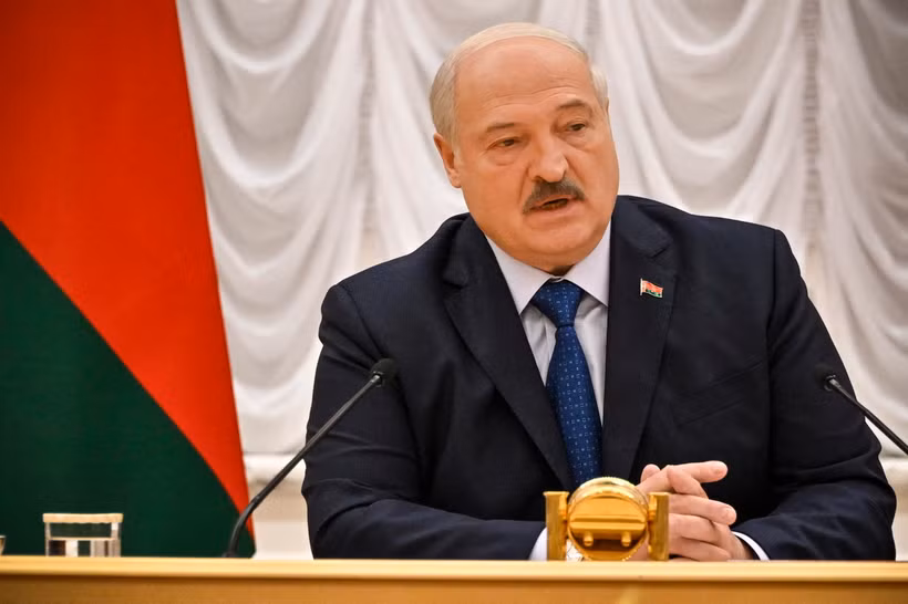 Tổng thống Belarus Alexander Lukashenko phát biểu với báo giới tại Minsk ngày 6/7/2023. (Ảnh: AFP/TTXVN)