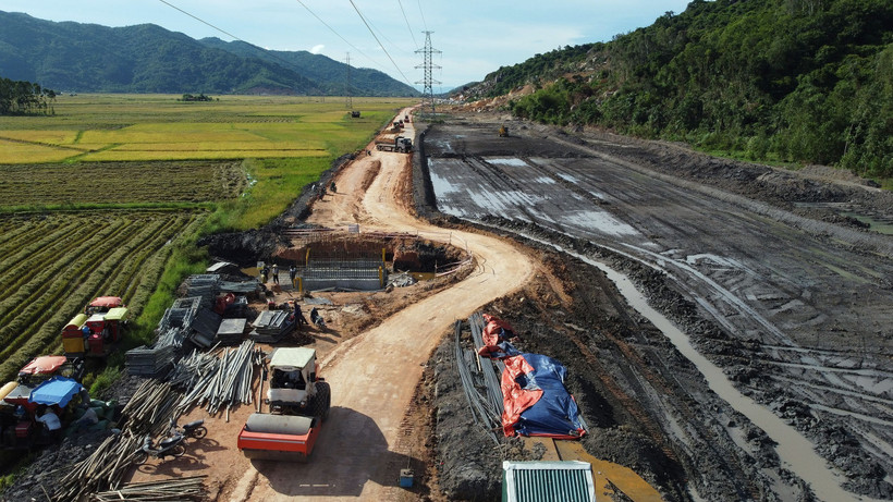 Các nhà thầu thi công tại gói thầu số 2 trên tuyến cao tốc Chí Thạnh-Vân Phong. (Ảnh: Huy Hùng/TTXVN)