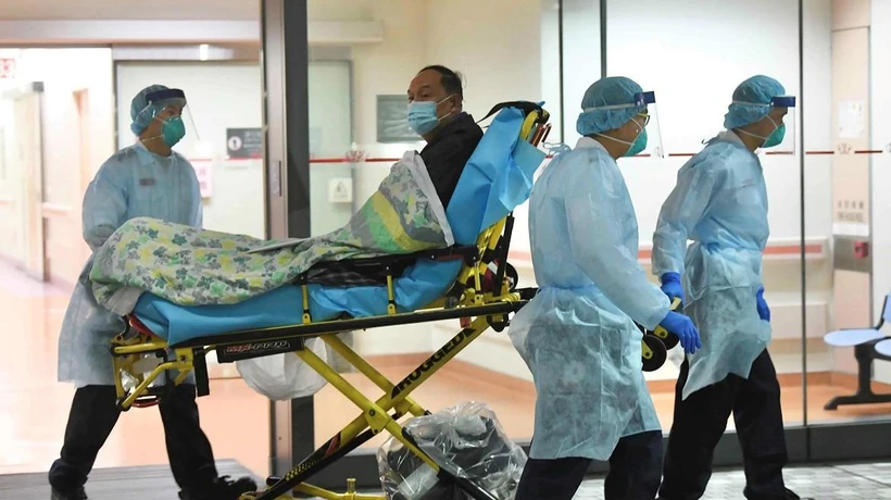 Bệnh nhân mắc COVID-19 được chuyển tới bệnh viện tại Hong Kong (Trung Quốc). (Ảnh: Reuters)