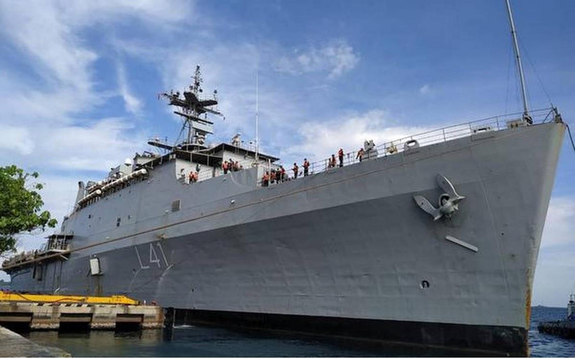 Tàu hải quân Jalashwa tham gia chiến dịch giải cứu công dân Ấn Độ dứng tại cảng Male của Maldives ngày 8/5. (Nguồn: thehindu.com)