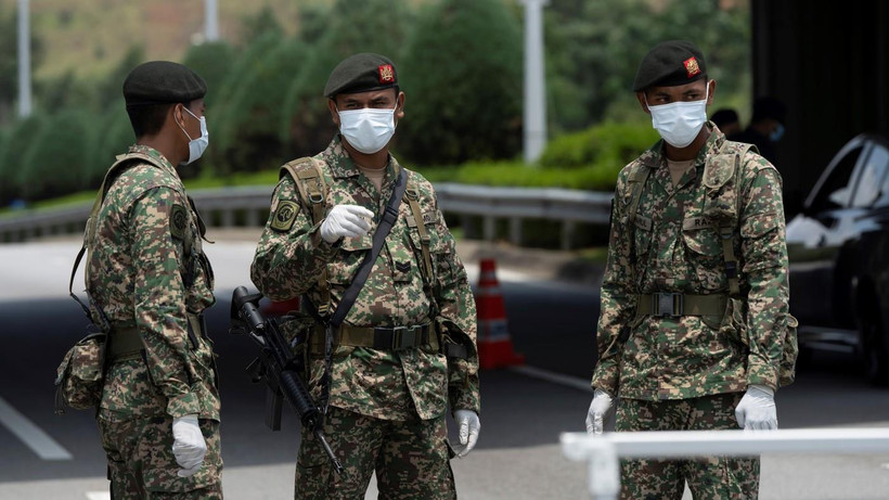 Binh sỹ Malaysia được điều động tham gia ngăn ngừa sự lây lan của dịch COVID-19. (Nguồn: AP)