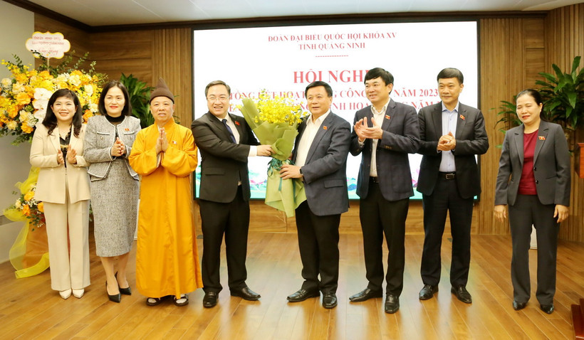 Ông Nguyễn Xuân Thắng, Uỷ viên Bộ Chính trị, Giám đốc Học viện Chính trị Quốc gia Hồ Chí Minh, Chủ tịch Hội đồng Lý luận Trung ương cùng Đoàn đại biểu Quốc hội tỉnh Quảng Ninh tặng hoa chúc mừng ông Đặng Xuân Phương. (Ảnh: Văn Đức/TTXVN)