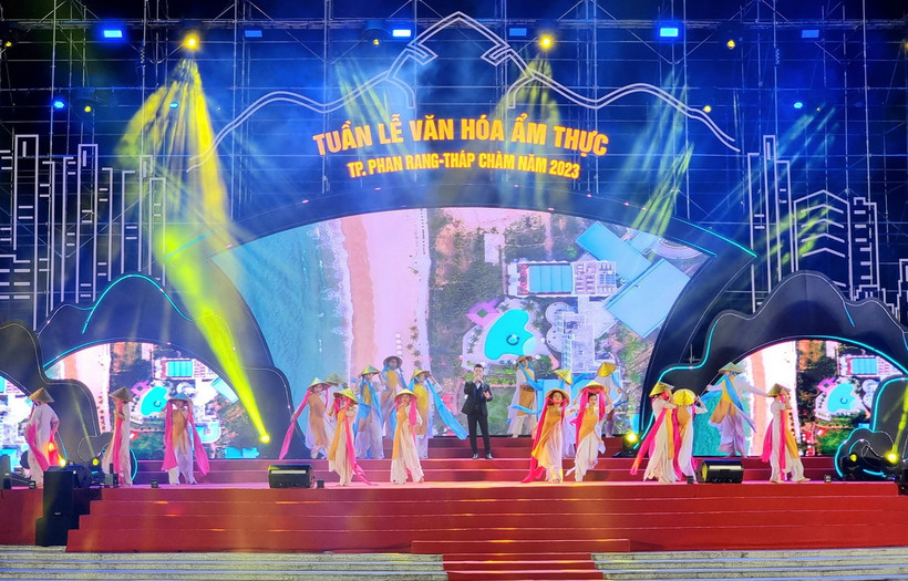 Một tiết mục văn nghệ trong chương trình. (Ảnh: Nguyễn Thành/TTXVN)