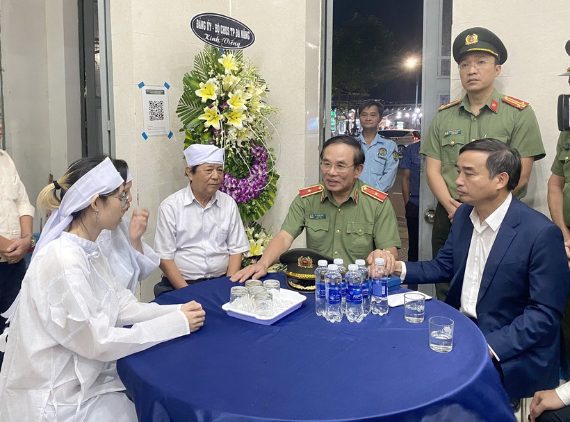 Chủ tịch UBND thành phố Đà Nẵng Lê Trung Chinh và Giám đốc Công an thành phố Đà Nẵng Vũ Xuân Viên thăm hỏi, động viên thân nhân nhân viên bảo vệ Trần Minh Thành. (Ảnh: TTXVN phát)