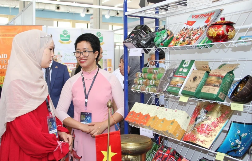 Trưng bày, giới thiệu sản phẩm Việt Nam với người dân Algeria. (Ảnh: Trung Khánh/TTXVN)
