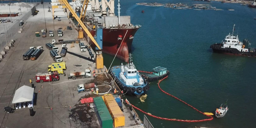 Quang cảnh buổi diễn tập ứng phó sự cố tràn dầu. (Ảnh: Nguyễn Nam/TTXVN)