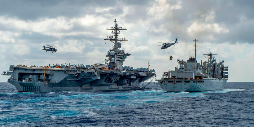 Tàu sân bay Nimitz cùng tàu hỗ trợ tấn công Arctic của Hải quân Mỹ. (Nguồn: AFP)