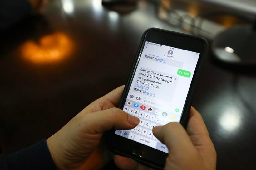 Nhắn tin ủng hộ cho công tác phòng, chống dịch bệnh COVID-19. (Ảnh: Minh Quyết/TTXVN)
