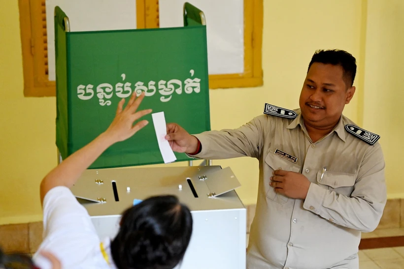 Cử tri bỏ phiếu trong cuộc bầu cử Thượng viện Campuchia tại Phnom Penh ngày 25/2/2024. (Ảnh: AFP/TTXVN)