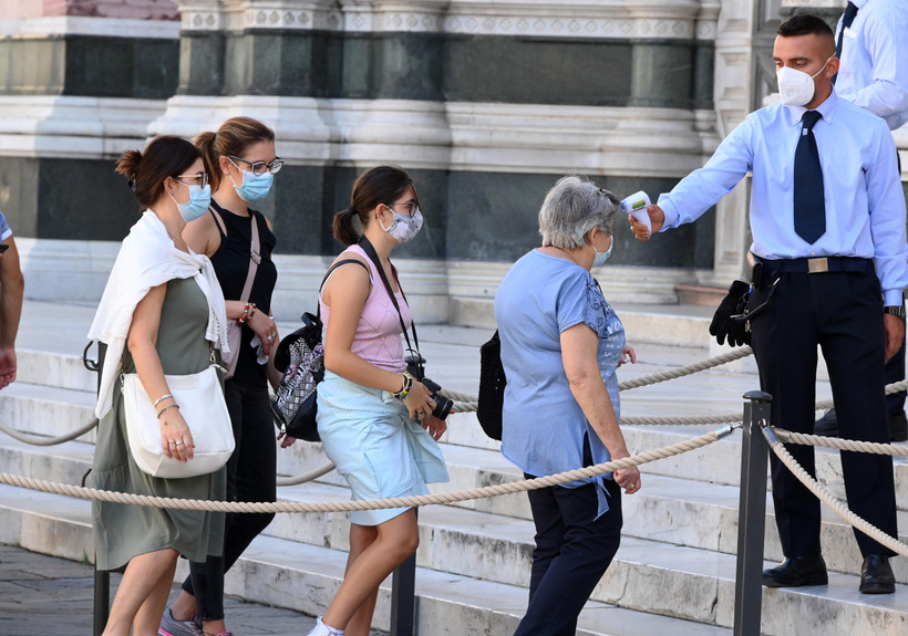 Kiểm tra thân nhiệt nhằm phòng ngừa dịch COVID-19 tại Florence, Italy, ngày 4/9/2020. (Ảnh: THX/TTXVN)