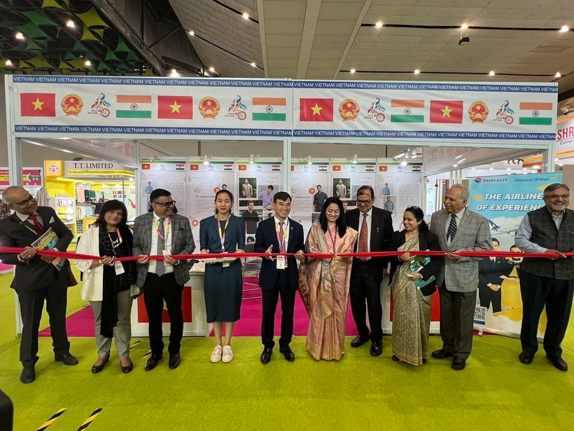 Bà Shubhra Agarwal, Vụ trưởng, Bộ Dệt may Ấn Độ (ở chính giữa), bà Chandrima Chatterjee, Tổng Thư ký Liên đoàn dệt may Ấn Độ (thứ 2 từ phải sang trái), ông Bùi Trung Thướng, Tham tán Thương mại Việt Nam tại Ấn Độ (thứ 5 từ phải sang trái) cắt băng khai trương gian hàng Việt Nam tại hội chợ. (Ảnh: Ngọc Thúy/TTXVN)