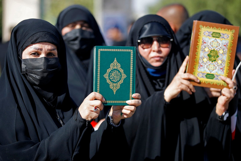 Người Hồi giáo Iraq tuần hành phản đối hành vi báng bổ kinh Koran, ngày 30/6/2023. (Ảnh: AFP/TTXVN)