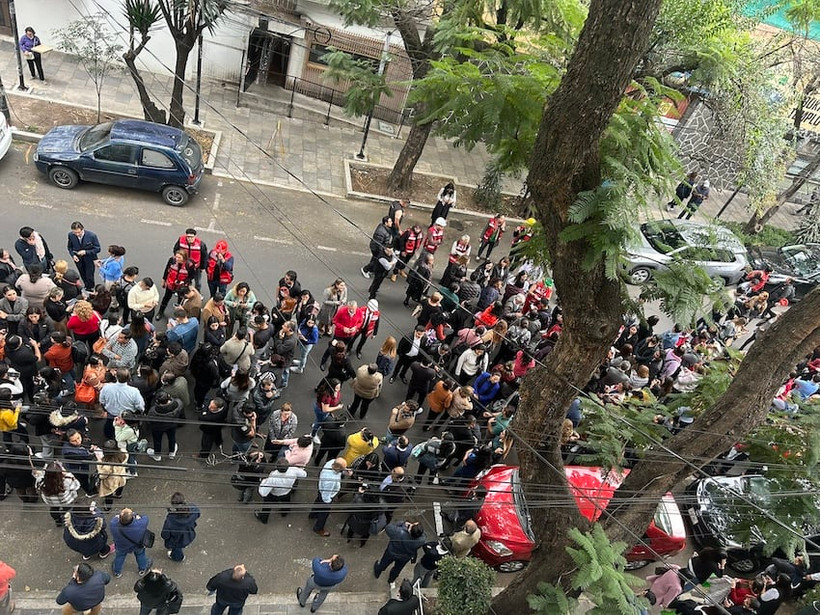 Người dân tại thành phố Mexico City chạy ra đường để tránh động đất. (Nguồn: Mạng xã hội X)