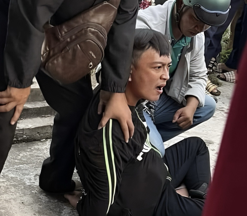 Nghi phạm Bùi Vũ Khoa bị bắt khẩn cấp vào chiều 4/12. (Ảnh: TTXVN phát)