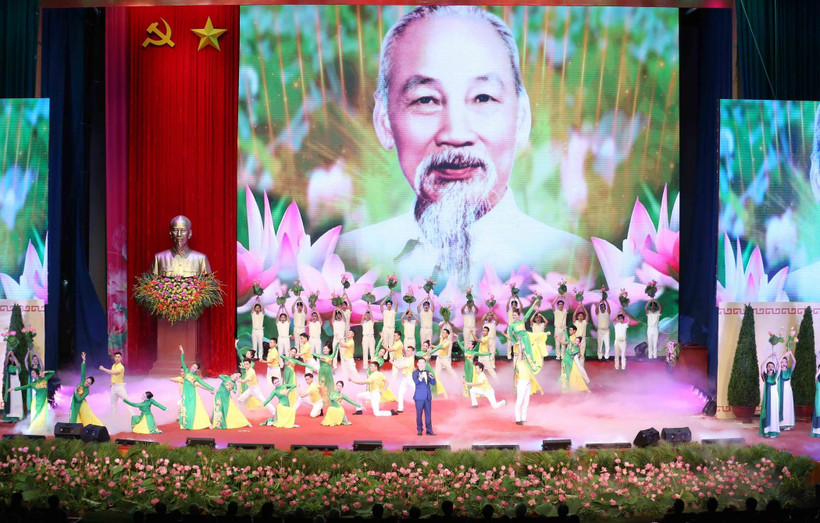 Tiết mục nghệ thuật biểu diễn tại Lễ kỷ niệm 130 năm Ngày sinh Chủ tịch Hồ Chí Minh. (Ảnh: Phương Hoa/TTXVN)