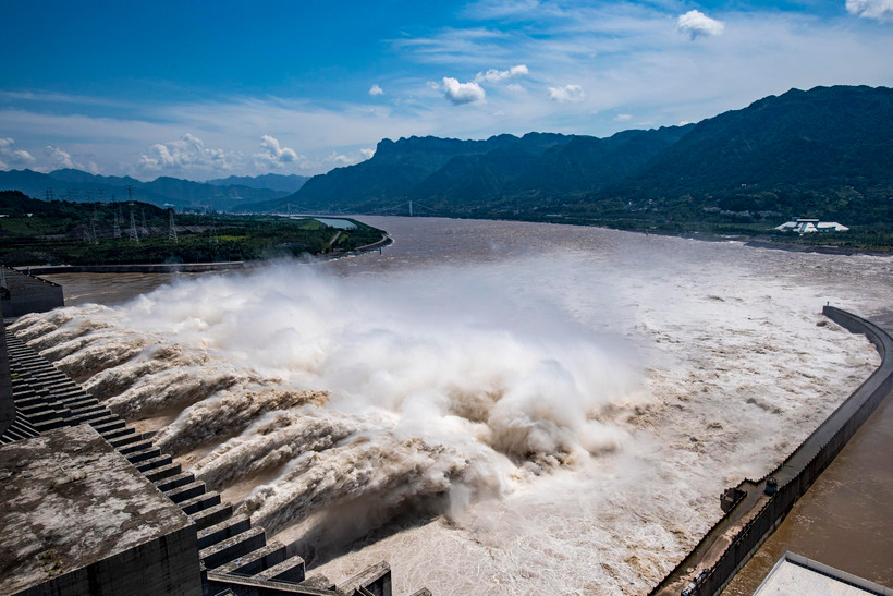 Đập Tam Hiệp ở tỉnh Hồ Bắc, miền trung Trung Quốc, mở cửa xả lũ ngày 19/8/2020. (Ảnh: THX/TTXVN)