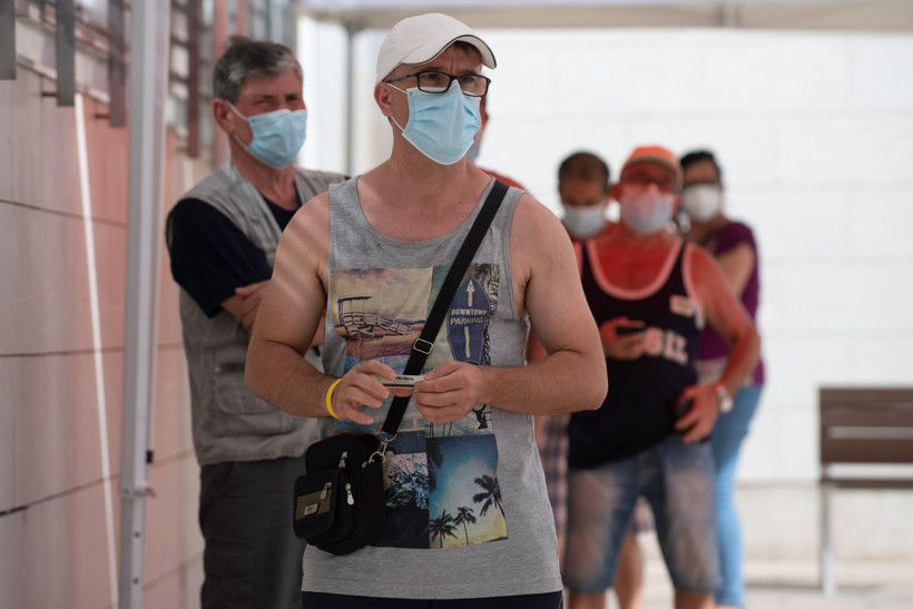 Người dân chờ làm xét nghiệm COVID-19 tại Barcelona, Tây Ban Nha, ngày 10/8/2020. (Ảnh: AFP/TTXVN)