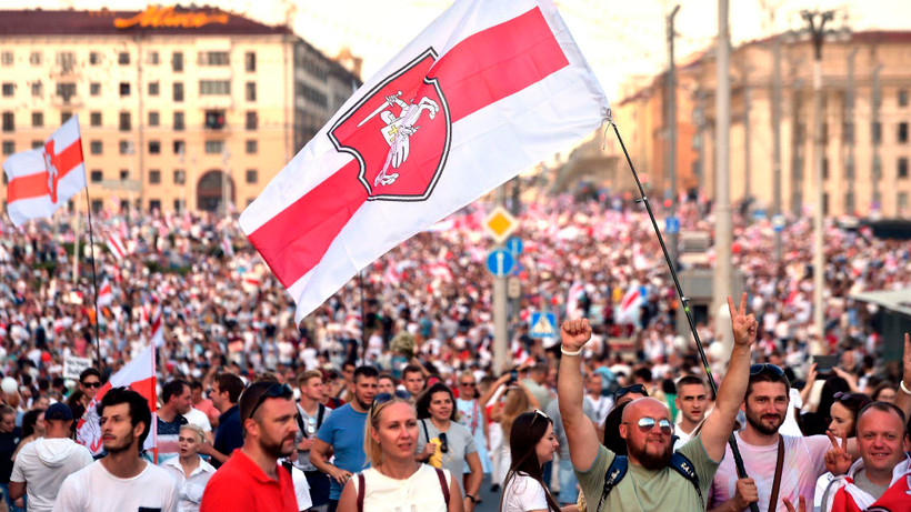 Người ủng hộ phe đối lập tại Belarus tham gia biểu tình phản đối Chính phủ ở Minsk ngày 15/8/2020. (Nguồn: AFP)