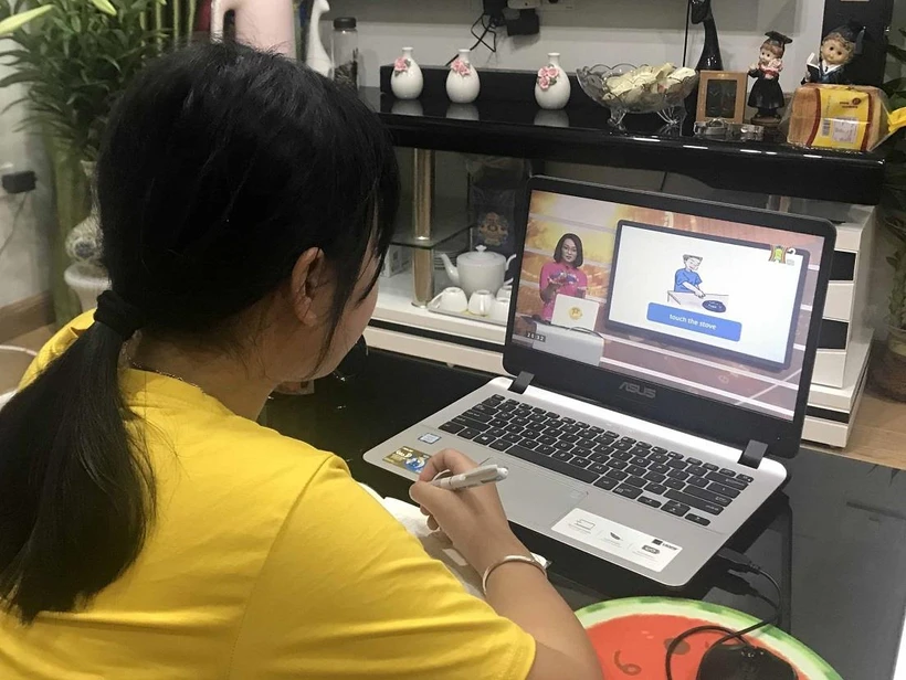 Học sinh trường Tiểu học Phương Mai (Đống Đa, Hà Nội) học qua truyền hình tại nhà. (Ảnh: TTXVN phát)