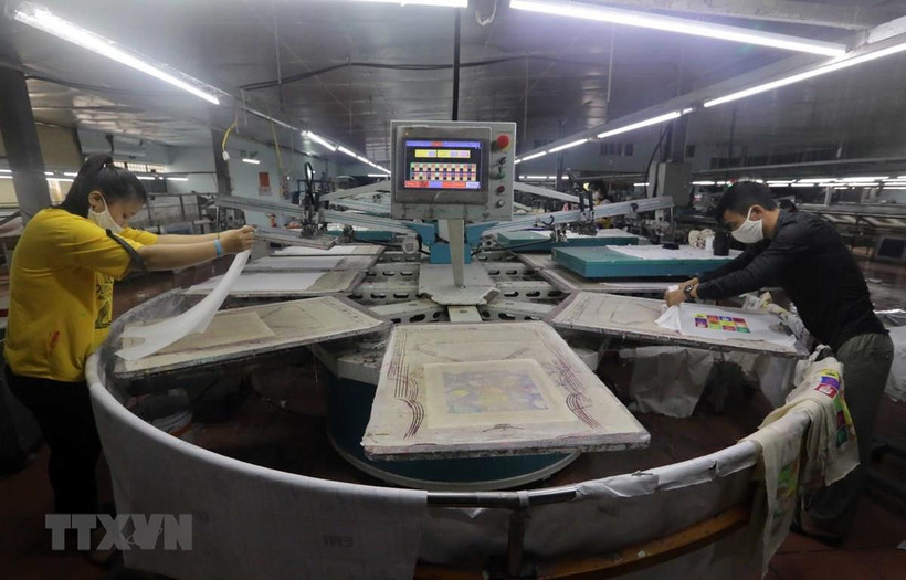 Lao động trong ngành dệt may. (Ảnh: TTXVN)