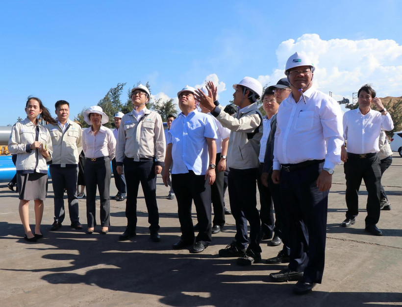 Bộ trưởng Bộ Kế hoạch và Đầu tư Nguyễn Chí Dũng (thứ 5 từ trái sang) tham quan tại Công ty TNHH Công nghiệp Doosan Việt Nam. (Ảnh: Lê Ngọc Phước/TTXVN)