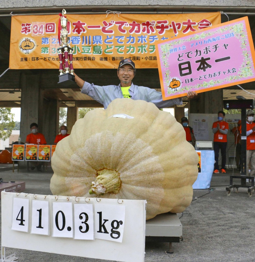 Nhân viên y tế phun thuốc khử trùng nhằm ngăn dịch COVID-19 lây lan tại khu chợ ở Seoul ngày 18/8/2020. (Ảnh: AFP/TTXVN)