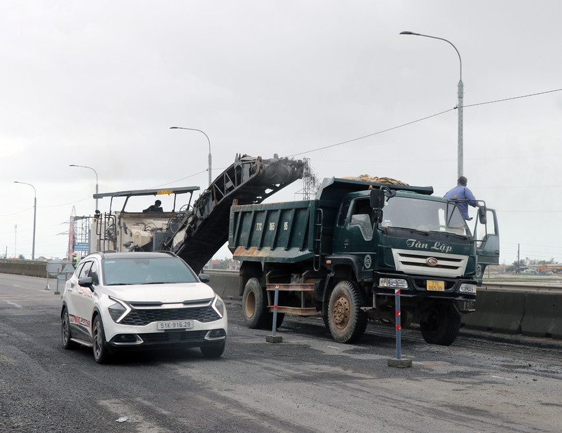Phương tiện cơ giới được huy động tối đa để đẩy nhanh tiến độ sửa chữa mặt đường và hoàn thành trước Tết Nguyên đán. (Ảnh: Xuân Triệu/TTXVN)