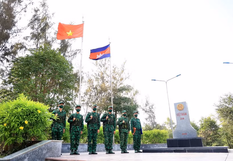 Các chiến sỹ biên phòng làm nhiệm vụ tại Cột mốc biên giới Việt Nam-Campuchia. (Ảnh: Hồng Đạt/TTXVN)
